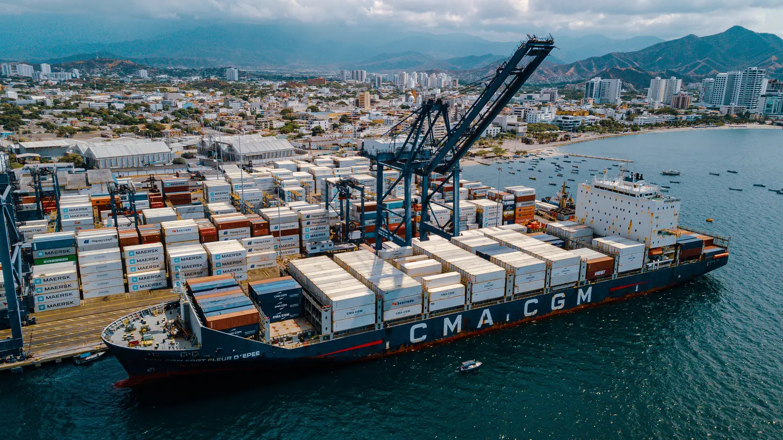 Vista aérea de la terminal de contenedores de Santa Marta en operación